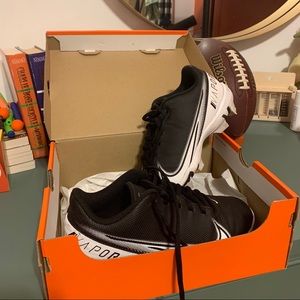 Nike Boys Football cleats Sz 4.5